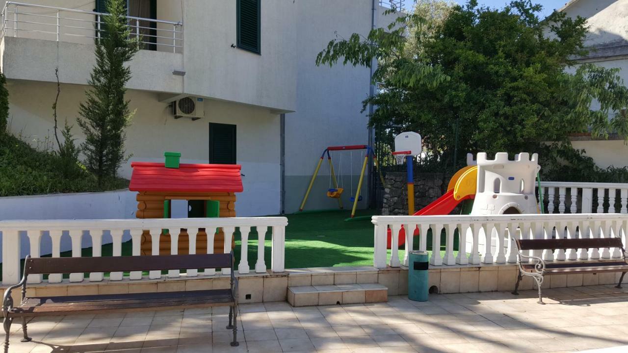 Roman Gardens Studio Apartment Risan Esterno foto